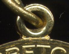 медали своей формой напоминает букву «О»,со сторон аверса и реверса округлое